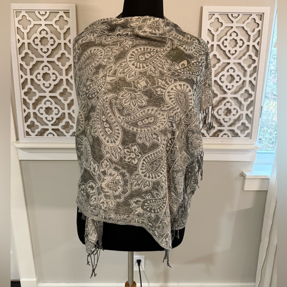 Elegant Paisley Gray Scarf